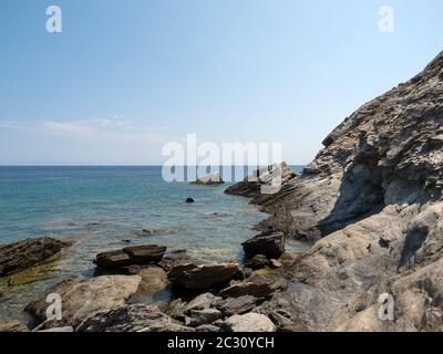 Felsenstrand und blaues Meer in Folegandros Insel Kykladen, Griechenland Stockfoto