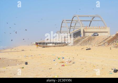 Eine unfertige Autobahnbrücke in Cambérène Küstenviertel, Dakar, Senegal Stockfoto