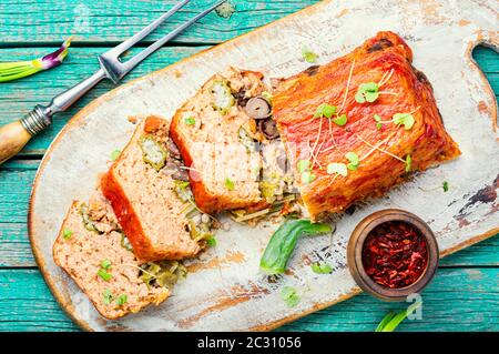 Hühnerfleisch Terrine oder Meatloaf auf altem Holzhintergrund Stockfoto