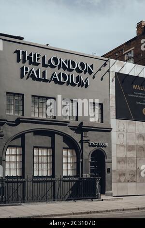 London, Großbritannien - 13. Juni 2020: Fassade und Bühnentür zum London Palladium Theatre, einem der berühmtesten Theater in London und Großbritannien, vor allem für Musik Stockfoto
