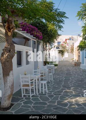 Straße eines traditionellen griechischen Dorfes Chora in Folegandros Insel, Kykladen - Griechenland Stockfoto