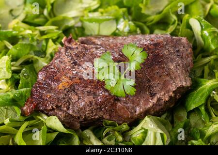 Gegrilltes Steak auf Feldsalat Stockfoto