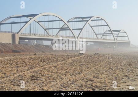 Eine unfertige Autobahnbrücke in Cambérène Küstenviertel, Dakar, Senegal Stockfoto