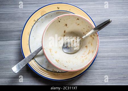 Schmutziges Geschirr auf Holzgrund Stockfoto