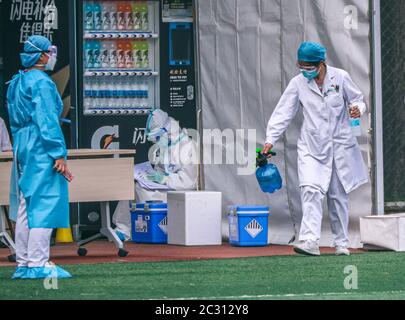 Peking, China. Juni 2020. Alle Arbeiter des Xinfadi-Marktes nehmen am 17. Juni 2020 Nukleinsäuretest in Peking, China, Teil. (Foto von Top Photo/Sipa USA) Quelle: SIPA USA/Alamy Live News Stockfoto