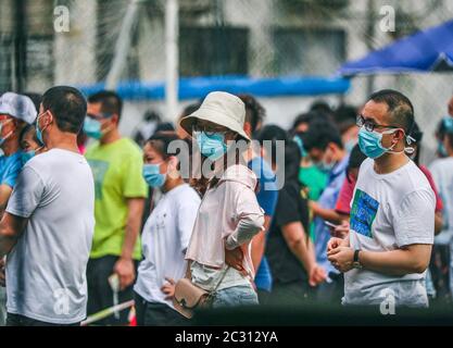 Peking, China. Juni 2020. Alle Arbeiter des Xinfadi-Marktes nehmen am 17. Juni 2020 Nukleinsäuretest in Peking, China, Teil. (Foto von Top Photo/Sipa USA) Quelle: SIPA USA/Alamy Live News Stockfoto