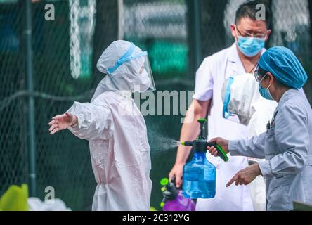 Peking, China. Juni 2020. Alle Arbeiter des Xinfadi-Marktes nehmen am 17. Juni 2020 Nukleinsäuretest in Peking, China, Teil. (Foto von Top Photo/Sipa USA) Quelle: SIPA USA/Alamy Live News Stockfoto