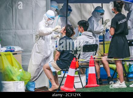 Peking, China. Juni 2020. Alle Arbeiter des Xinfadi-Marktes nehmen am 17. Juni 2020 Nukleinsäuretest in Peking, China, Teil. (Foto von Top Photo/Sipa USA) Quelle: SIPA USA/Alamy Live News Stockfoto