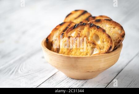 Scheiben geröstetes Brot auf der Schüssel Stockfoto