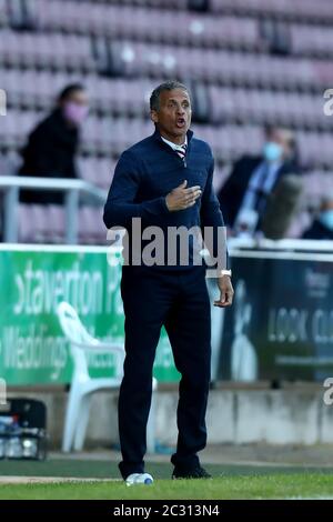 18. Juni 2020; PTS Academy Stadium, Northampton, East Midlands, England; English Football League Two Playoff, Northampton Town gegen Cheltenham Town; Northampton Town Manager Keith Curle beobachtet das Spiel genau Stockfoto