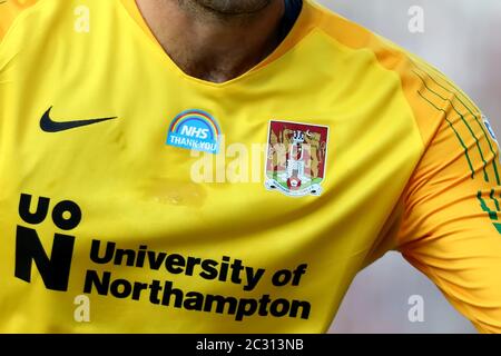 18. Juni 2020; PTS Academy Stadium, Northampton, East Midlands, England; English Football League Two Playoff, Northampton Town gegen Cheltenham Town; ein NHS 'Thank You' Abzeichen ist auf den Platten-Shirts zu sehen Stockfoto