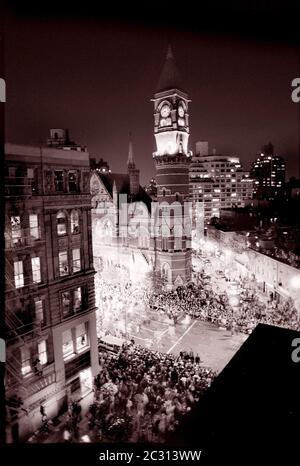 High-Angle-Ansicht der Greenwich Village Halloween Parade, New York City, USA in den 1980er Jahren mit Black & White Film bei Nacht fotografiert. Stockfoto