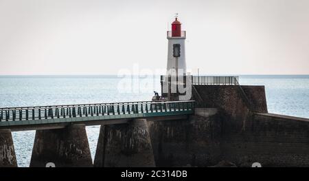 Blick auf den Leuchtturm von Grande Jetée (großer Pier) an der Ausfahrt des französischen Hafen Sables d Olonnes Stockfoto