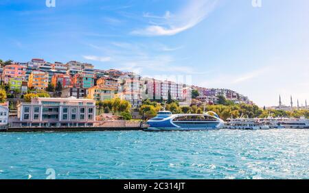 Uskudar Pier, Blick vom Bosporus, Istanbul. Stockfoto