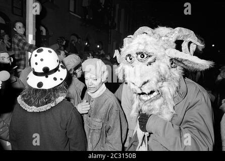 Teilnehmer der Greenwich Village Halloween Parade, New York City, USA in den 1980er Jahren mit Black & White Film bei Nacht fotografiert. Stockfoto