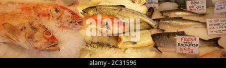 Fisch am Pike Place Market Stall, Seattle, Washington, USA Stockfoto