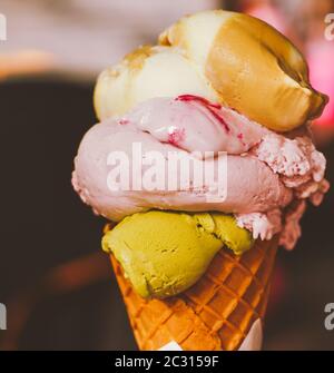 Eiscreme-Kegel schmelzen im Sommer im Freien, süße Dessertspeise im Urlaub Stockfoto