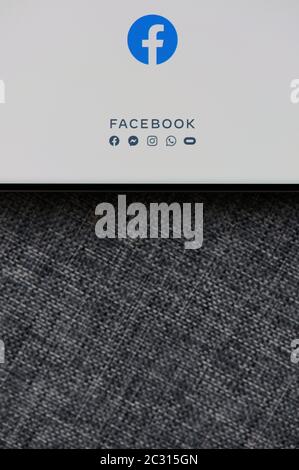 New-York , USA - 18. Juni 2020: Facebook Smartphone Set von App-Bildschirm Nahaufnahme in grauem Hintergrund Stockfoto