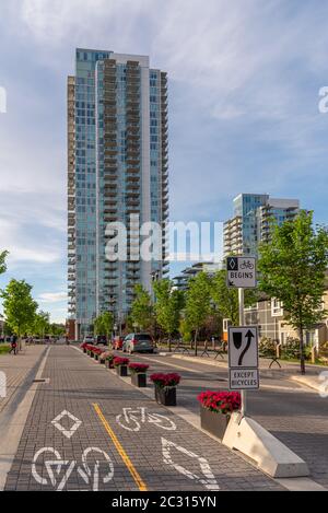 Calgary, Alberta - 12. Juni 2020: Blick auf einen Radweg in Calgary, Alberta. Stockfoto