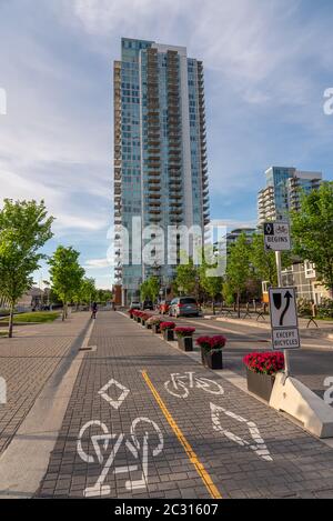 Calgary, Alberta - 12. Juni 2020: Blick auf einen Radweg in Calgary, Alberta. Stockfoto