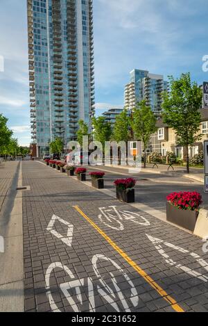 Calgary, Alberta - 12. Juni 2020: Blick auf einen Radweg in Calgary, Alberta. Stockfoto