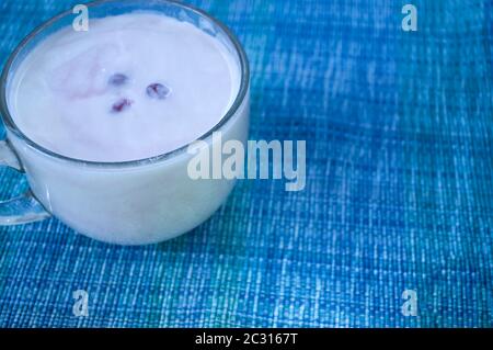 Joghurt in einem transparenten Becher mit Johannisbeerbeeren. Foto mit Ort für Text. Diät-Produkte, Milchprodukte. Entgiftung des Körpers Stockfoto