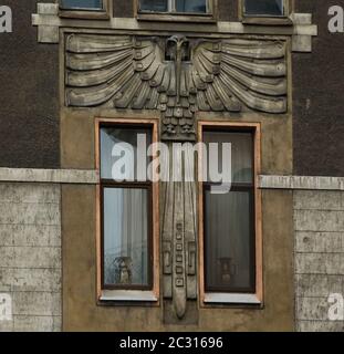 Fragment der Fassade im Jugendstil mit einer Eule Stockfoto