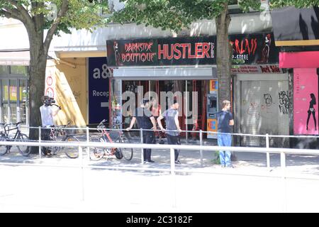 Joyce Ilg und Aaron Troschke beim Filmdrehs in einem Sexshop auf der Reeperbahn in Hamburg am 15.6.2020 Stockfoto