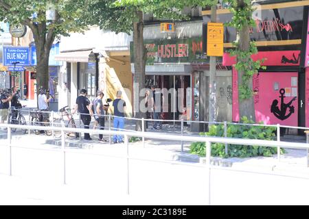 Joyce Ilg und Aaron Troschke beim Filmdrehs in einem Sexshop auf der Reeperbahn in Hamburg am 15.6.2020 Stockfoto