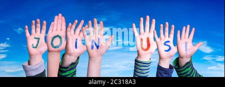 Children Hands Building Bunt English Word Begleiten Sie Uns. Blauer Himmel Als Hintergrund Stockfoto