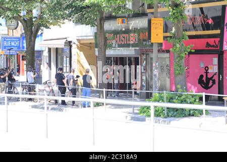 Joyce Ilg und Aaron Troschke beim Filmdrehs in einem Sexshop auf der Reeperbahn in Hamburg am 15.6.2020 Stockfoto