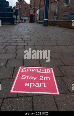 Schild, das die Menschen daran erinnert, 2 m voneinander entfernt zu bleiben. Stourbridge. West Midlands. Stockfoto