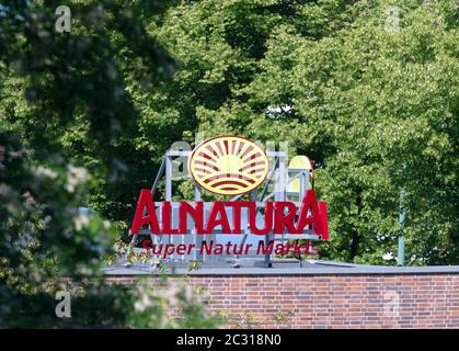 Potsdam, Deutschland. Juni 2020. Das Logo der Alnatura-Handelskette mit dem Zusatz 'Super Natur Markt' auf dem Dach eines Gebäudes in der Innenstadt. Quelle: Soeren Stache/dpa-Zentralbild/ZB/dpa/Alamy Live News Stockfoto