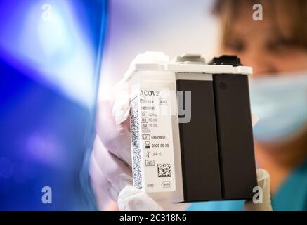 Potsdam, Deutschland. Juni 2020. Gabriela Schwan, Medizinische Technische Laborassistentin (MTLA) an der Ernst von Bergmann Klinik, zeigt das ACOV2 Elecsys Testpaket zum Labornachweis von Antikörpern gegen SARS-CoV-2 in humanem Serum und Plasma. Das Ernst von Bergmann Krankenhaus konnte bis zu 470 Tests pro Tag analysieren. Quelle: Soeren Stache/dpa-Zentralbild/ZB/dpa/Alamy Live News Stockfoto