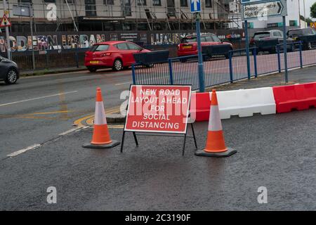 Neues Straßenlayout voraus Zeichen für soziale Distanzierung. Stourbridge. West Midlands. GROSSBRITANNIEN Stockfoto