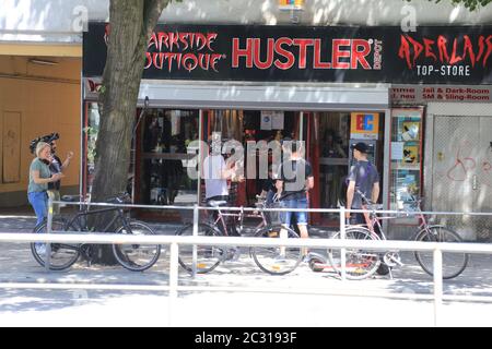 Joyce Ilg und Aaron Troschke beim Filmdrehs in einem Sexshop auf der Reeperbahn in Hamburg am 15.6.2020 Stockfoto