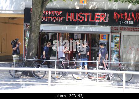 Joyce Ilg und Aaron Troschke beim Filmdrehs in einem Sexshop auf der Reeperbahn in Hamburg am 15.6.2020 Stockfoto