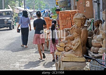 Hölzerne Buddha-Statuen auf einer Straße in Yangon Myanmar. (Birma) Stockfoto