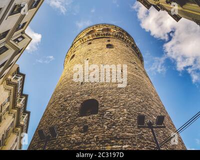 Galata Tower und die Straße in der Altstadt von Istanbul, Türkei 27. Oktober 2019. BELTUR Galata Kulesi oder Galata Turm in der ol Stockfoto