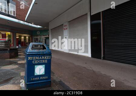 Geschäfte wurden geschlossen und man ließ sich ein Schild geben. Juni 2020. Covid 19 Pandemie. Stourbridge. West Midlands. GROSSBRITANNIEN Stockfoto