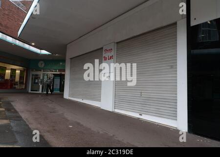 Geschäfte wurden geschlossen und man ließ sich ein Schild geben. Juni 2020. Covid 19 Pandemie. Stourbridge. West Midlands. GROSSBRITANNIEN Stockfoto