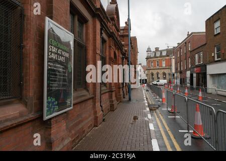 Bleiben Sie zu Hause Schild und Fußgängerzone in Market Street, Stourbridge. Juni 2020. Covid-19 Pandemie. West Midlands. GROSSBRITANNIEN Stockfoto