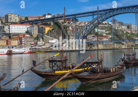 Traditionelle Boote auf dem Fluss Douro in Porto Stockfoto