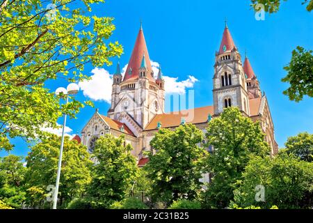 Wien. Franz von Assisi Kirche in grüner Landschaft von Wien Blick Stockfoto