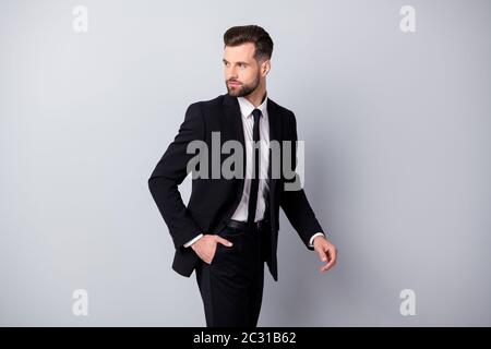 Profil Seite Foto von attraktiven Mann Arbeiter legte seine Hand Tasche go Look copyspace tragen stilvolle formalwear Hosen Hose isoliert über graue Farbe Stockfoto