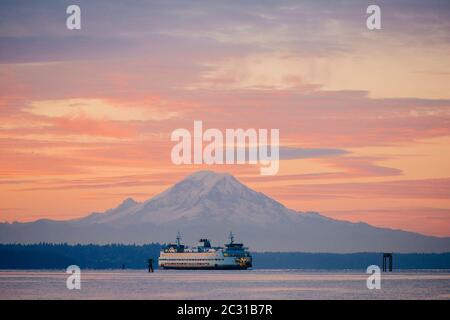 Fähre in Puget Sound und Mount Rainier bei Sonnenuntergang, Washington, USA Stockfoto