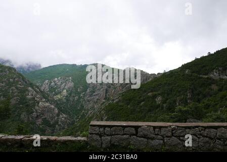 Urlaub im Süden Korsikas. Entdecken Sie die Berglandschaften dieser schönen Region Frankreichs Stockfoto