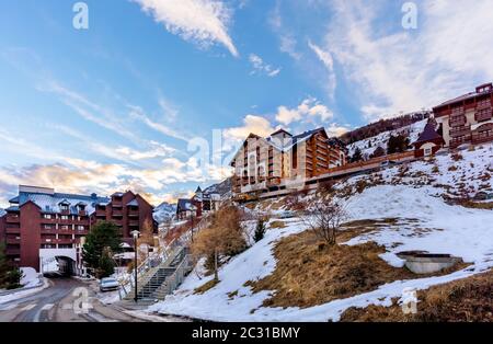Blick auf Alpendorf und Bergkette mit hohen schneebedeckten Gipfeln, Les deux Alpes, Französische Alpen Stockfoto