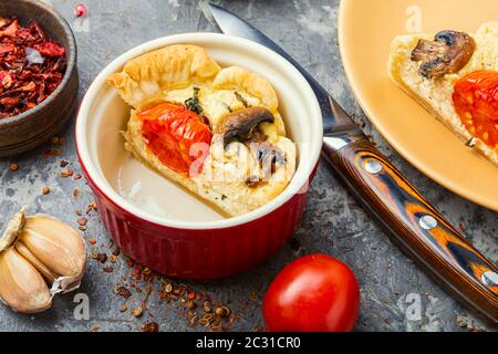 Appetitliche Knoblauchzart mit Tomaten, Pilzen und Fetakäse Stockfoto