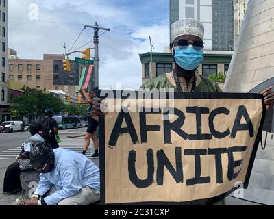 Harlem, New York, USA. Juni 2020. Mitglieder von Black Lives Matter versammelten sich vor dem staatlichen Bürogebäude von Adam Clayton Powell JR in Harlem, um friedlich zu protestieren und Gerechtigkeit für den Tod von G. Floyd zu fordern. Kredit: Niyi Fote/TheNEWS2/ZUMA Wire/Alamy Live Nachrichten Stockfoto